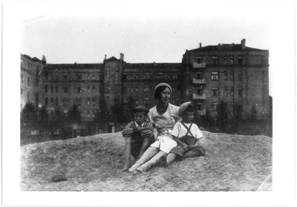 Алла Гербурт-Йогансен, художниця, учениця Івана Падалки, дружина Майка Йогансена із сином Гайочком перед будиноком Слово